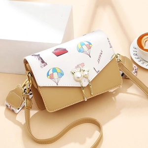 Sac à bandoulière tendance avec imprimé voyage et boucle chat en perles sur fond chaud
