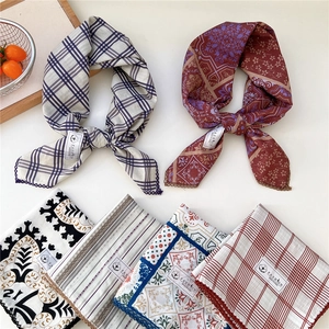 Vari foulard in cotone e lino con stampe floreali e bordi in pizzo in vari colori