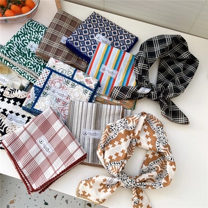 Varietà di foulard quadrati in cotone e lino con motivi classici e bordi in pizzo