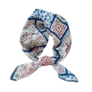Foulard quadrato in cotone lino bohémien con bordo in pizzo blu e stampa floreale