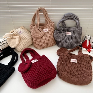 Sac fourre-tout en tricot minimaliste avec breloque cœur et texture faite main en couleurs