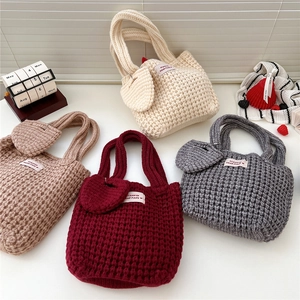 Sac seau tricoté à la main avec breloque cœur en beige, café, rouge et gris élégant