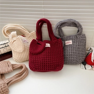 Sac seau minimaliste en tricot de couleur unie avec une texture tissée à la main
