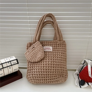 Détail du sac cabas en maille beige avec étiquette tissée et mini porte-monnaie