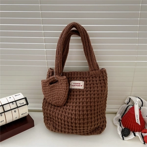 Détail du sac cabas en maille gaufre marron foncé avec breloque cœur et décor rétro
