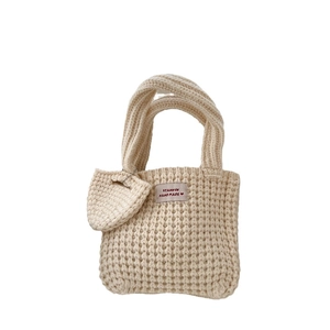 Sac seau tricoté minimaliste crème avec étiquette fait main et breloque en cœur