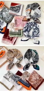 Vue à plat de foulards carrés en coton-lin aux imprimés floraux, léopard et géo