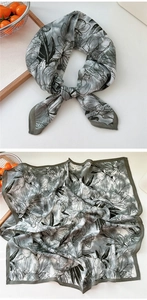 Détail de l'imprimé fleurs et papillons sur un foulard en lin et coton gris clair