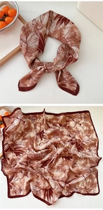 Détail d'un foulard carré vintage à imprimé floral et papillon avec bord marron