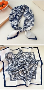 Détail du foulard carré vintage en coton et lin bleu et blanc avec motif floral baroque