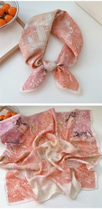 Gros plan d'un foulard en coton et lin au motif tropical avec guépards et palmiers