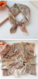 Détail d'un foulard en coton et lin aux imprimés vintage de léopard et de palmier