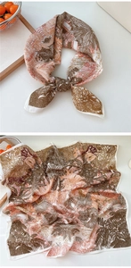 Détail d'un foulard en coton et lin imprimé avec des motifs botaniques et textures