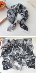 Détail d'un carré de soie avec imprimé Toile de Jouy noir et blanc et motifs exotiques