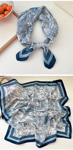 Détail de l'imprimé Toile de Jouy bleu sur un foulard carré en soie légère à bords roulés
