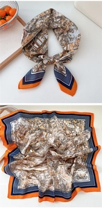Vue détaillée d'un foulard en soie imprimé architectural rétro avec bordure contrastée