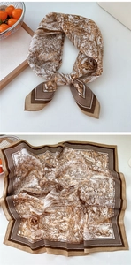 Détail du carré de soie style Toile de Jouy avec imprimé champêtre et bordures élégantes