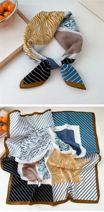 Détail d'un foulard carré en coton et lin imprimé avec motifs floraux et léopard
