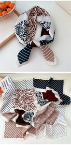 Détail d'un foulard carré en coton et lin avec motifs tigre et rayures géométriques