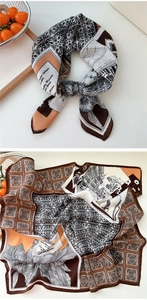 Vue détaillée du foulard carré en soie avec motifs floraux et poésie rétro allemande