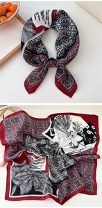 Détail d'un foulard vintage en coton et lin avec motif rétro et calligraphie artistique