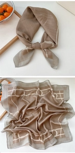 Détails du motif de foulard en coton lin marron avec imprimé de nœuds de corde blancs