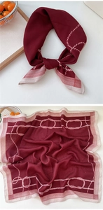 Détail d'un foulard bordeaux en coton et lin avec motif corde et bordure rayée