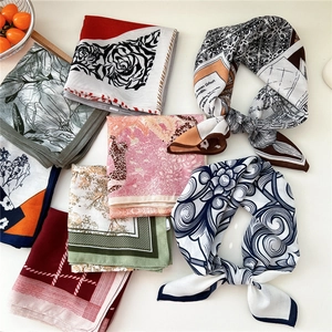 Foulard carré en coton et lin avec imprimés floraux et léopard au design vintage chic