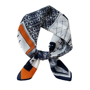 Carré de soie en coton et lin avec imprimés géométriques bleu marine et orange