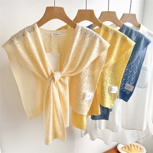 Details von mehrfarbigen Hohlstrickschals mit Vintage-Rautenmustern und Bindebändern