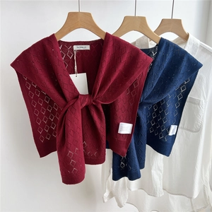 Damen Strickschal mit Karomuster in Weinrot und Marineblau für Lagen-Looks