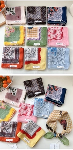 Dettaglio di vari foulard in cotone e lino con stampe floreali e geometriche