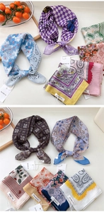 Collezione di foulard in seta con stampe paisley e floreali e cartellini del marchio
