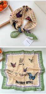 Dettaglio steso di un foulard quadrato a scacchi con farfalle colorate e scritte