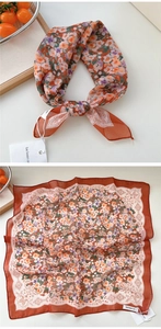 Dettaglio di un foulard quadrato in cotone e seta rosso floreale con bordo paisley