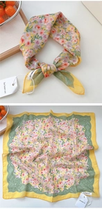 Dettaglio di sciarpa gialla floreale in cotone e lino con bordo verde e piccoli fiori