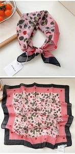 Dettaglio di un foulard quadrato a fiori con stampe di rose rosa e bordi a righe