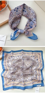Dettaglio della sciarpa in seta a quadri con motivi Paisley blu e accenti arancioni