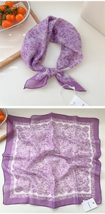 Dettaglio di un foulard quadrato viola con stampa paisley leopardata in lino cotone