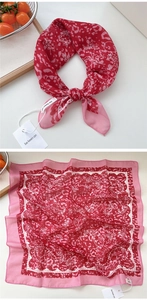 Dettaglio del foulard di seta rosso e rosa con motivi paisley e stampa leopardata