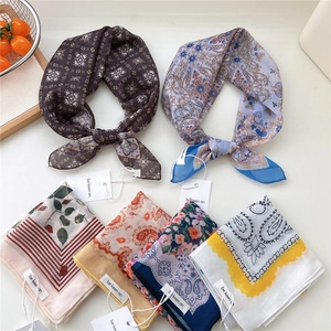 Set di sciarpe quadrate stampate da 55 cm con motivi paisley e floreali su sfondo bianco