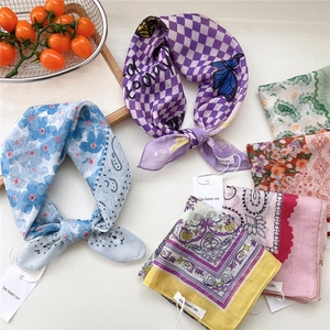 Collezione di foulard quadrati a fantasia con disegni floreali e a scacchi in cotone