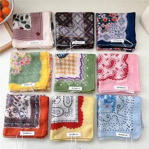 Set di 9 foulard quadrati in cotone e lino con stampe floreali vintage e motivi geometrici