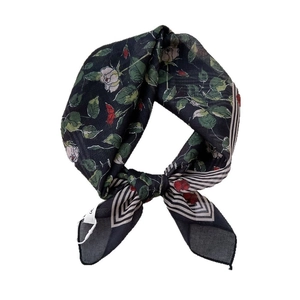 Elegante foulard quadrato blu navy con stampa di rose rosa e bordo geometrico annodato