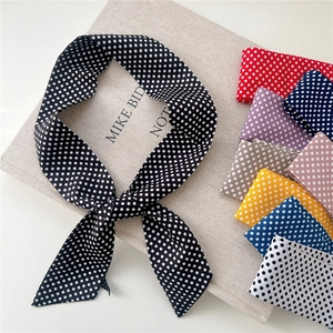 Lot de foulards à pois en soie de plusieurs couleurs sur fond en lin texturé
