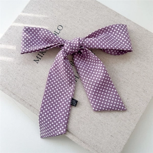Bandeau à pois en satin 100% polyester pour cheveux en violet et blanc élégant