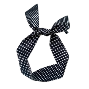 Écharpe à pois noirs et blancs nouée en boucle avec texture de tissu tissé respirant