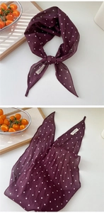 Makro-Detail des dunkelvioletten Polka-Dot-Baumwollschals mit dem 100% Baumwolle-Etikett