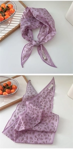 Detail eines lila Paisley Baumwollschals mit 100% Baumwolle Etikett und weicher Textur