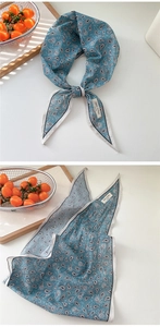 Detail eines blauen Paisley-Baumwolltuchs mit Waschetikett und 100% Baumwolltextur